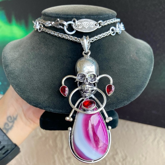 Genuine white & fuchsia pink agate & garnet gemstones skull boho goth necklace - Picture 2 of 11